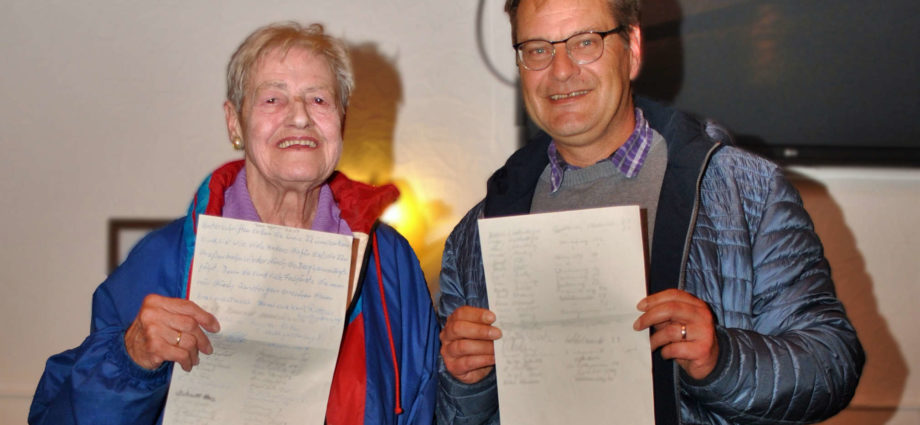 Frau Dittus überreicht Bernd Binsch ihre gesammelten Unterschriften zur Aktion 22